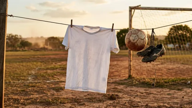 Camisa de time amador pendurada, pronta para receber um nome engraçado