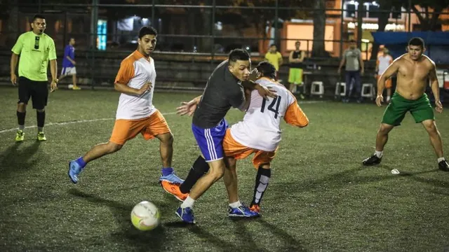 Un grupo de amigos reunido junto al campo antes de una pachanga